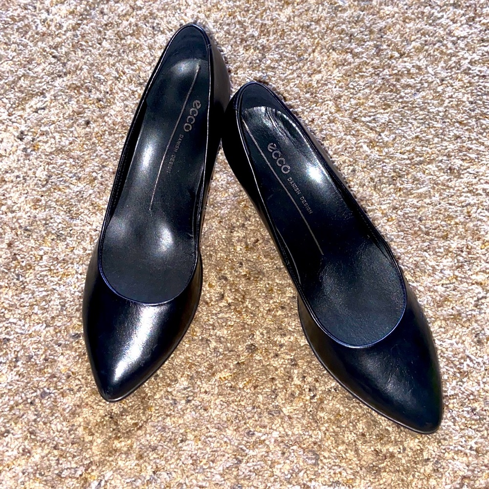 Ecco Black Pointed Toe Classic Pump